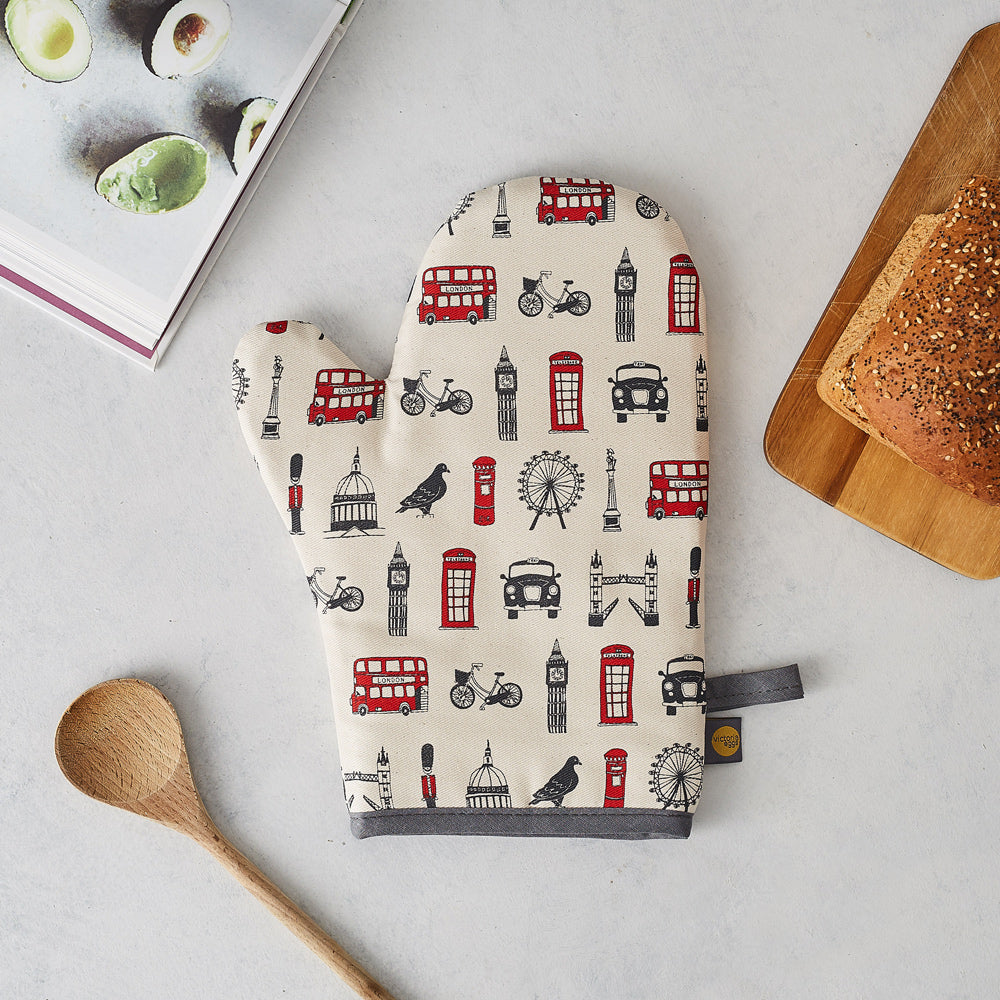 London oven mitt, Charcoal and red London over mitt, Oven mitt with London design, Oven mitt featuring iconic London landscapes, Oven mitt with London Eye, London Oven mitt gift, London kitchen gifts, Iconic London kitchen gifts