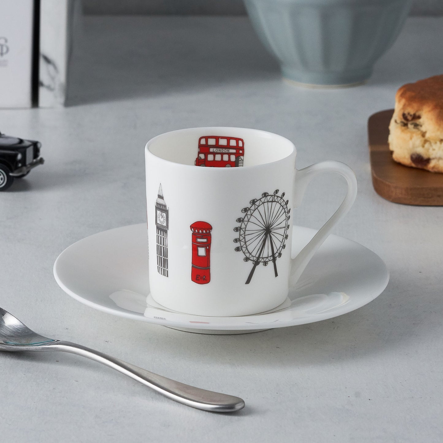 London Expresso cups, Gift for coffee lovers, Iconic London landscapes expresso set, Expresso and Saucers gift set, Hand illustrated London Expresso cups, Fine bone China expresso cups and saucers, London skyline gift set