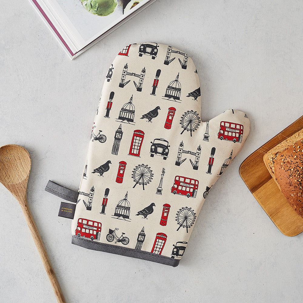 London oven mitt, Charcoal and red London over mitt, Oven mitt with London design, Oven mitt featuring iconic London landscapes, Oven mitt with London Eye, London Oven mitt gift, London kitchen gifts, Iconic London kitchen gifts